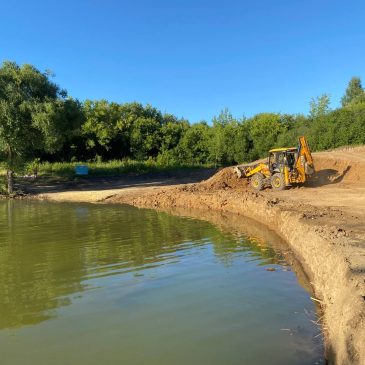 Старый водоем преображается: начались работы по созданию уникальной пляжной зоны